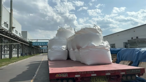 工人在湖州羟丙基甲基纤维素钠厂区进行产品装车作业